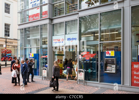 Tesco Metro store sulla nuova strada nel centro della città di Birmingham West Midlands, England, Regno Unito Foto Stock