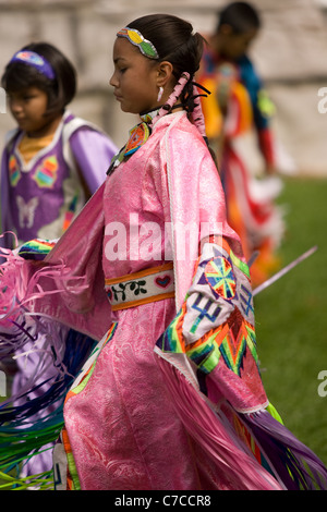 London, Canada - 17 Settembre 2011: un primo unite Canadian indossando abiti tradizionali partecipa a un Pow Wow dance assortiti Foto Stock