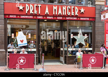 Pret a Manger uscita sulla nuova strada nel centro della città di Birmingham West Midlands, England, Regno Unito Foto Stock