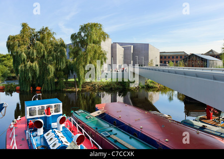 La Hepworth Wakefield galleria d'arte visto attraverso il fiume Calder, Wakefield, West Yorkshire, Regno Unito Foto Stock