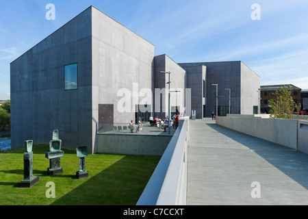 La Hepworth Wakefield galleria d'arte visto attraverso il fiume Calder, Wakefield, West Yorkshire, Regno Unito Foto Stock