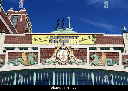 I rilievi e architettura sopra ingresso Asbury Park Convention Hall. Asbury Park, NJ, Stati Uniti d'America Foto Stock
