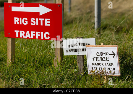 Camp Frack di Manor Farm; Rif del traffico del sito segno; Camp Frack protesta Encampment & marzo contro acqua idraulico fratturazione & Shale per la produzione di gas a Becconsall, banche, Southport. Foto Stock