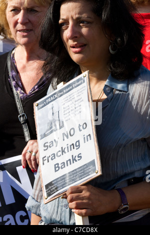 Dire di no a Fracking in banche; Camp Frack protesta Encampment & marzo contro acqua idraulico fratturazione & Shale per la produzione di gas a Becconsall, banche, Southport. Foto Stock