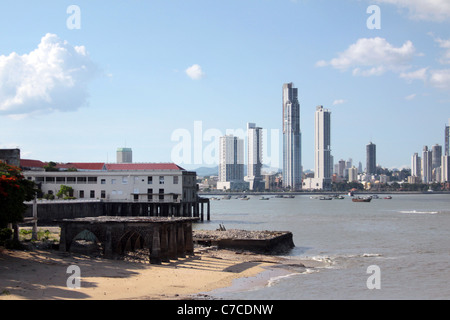 Veduta dello skyline della moderna città di Panama grattacieli dalla zona del Casco Antiguo Viejo o vecchi quartieri, attraverso la baia. Foto Stock