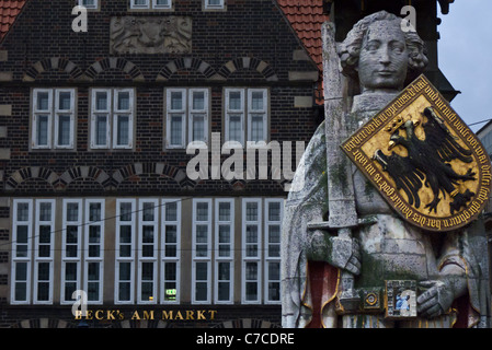 Statua di Rolando nella piazza del mercato (Marktplatz) - Bremen, Germania Foto Stock