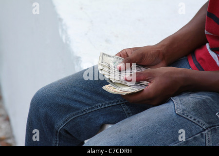 L'uomo conteggiare denaro. Foto Stock