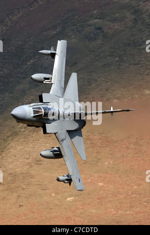 Panavia Tornado GR. 4 battenti a basso livello nel Galles centrale girato dal lato della collina Foto Stock