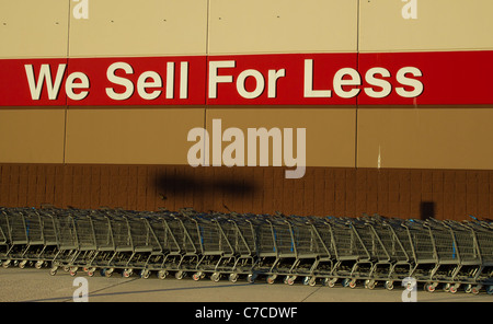 I carrelli della spesa al di fuori di un Wal Mart store Foto Stock