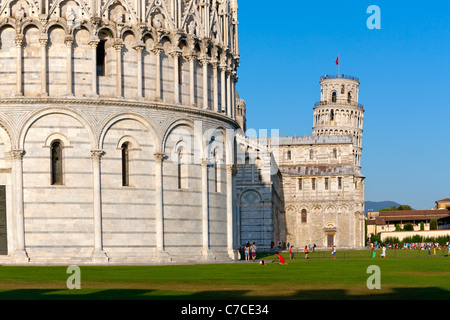 Il battistero, il Duomo e la Torre Pendente e Piazza dei Miracoli a Pisa, Toscana, Italia, Europa Foto Stock