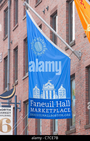 Un banner al di fuori di Faneuil Hall Marketplace di Boston, Massachusetts. Foto Stock