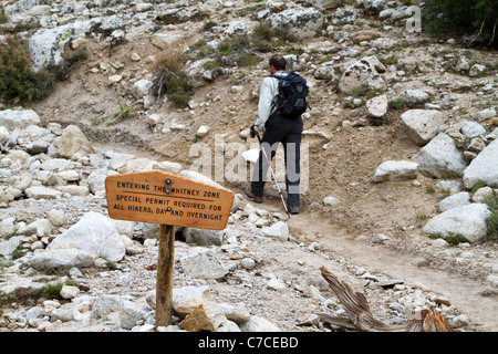 Escursionista sul sentiero a Mt. Whitney, CALIFORNIA, STATI UNITI D'AMERICA Foto Stock