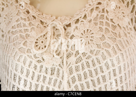 Bianco a crochet Camicia donna in bianco nel manichino con il cappio di filo nel collo Foto Stock