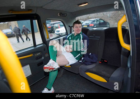 Brian O'Driscoll capitano dell Irlanda ottiene una cabina lontano dal lancio di RBS Sei Nazioni 2007 a Hurlingham Club di Londra Foto Stock