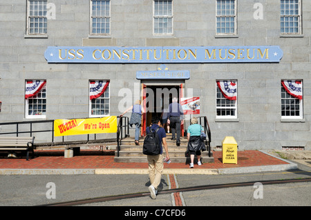 Esterno della USS Constitution Museum Situato presso il molo di Old Ironsides, Charlestown Navy Yard, Boston, Massachusetts, STATI UNITI D'AMERICA Foto Stock