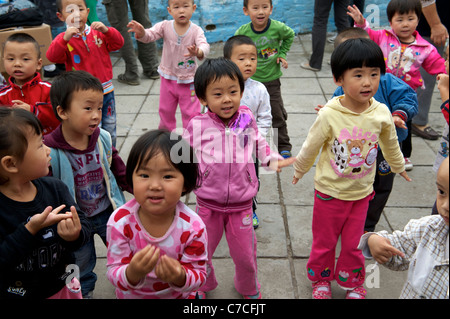 I figli di lavoratori migranti giocare in un asilo nido sulla periferia di Pechino, Cina. 16-set-2011 Foto Stock