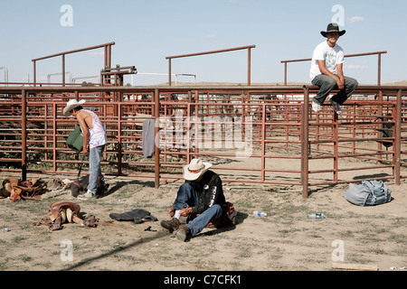 I concorrenti di ottenere pronto a prendere parte al rodeo tenutosi presso il corvo prenotazione agenzia in Montana durante il corvo annuale fiera. Foto Stock