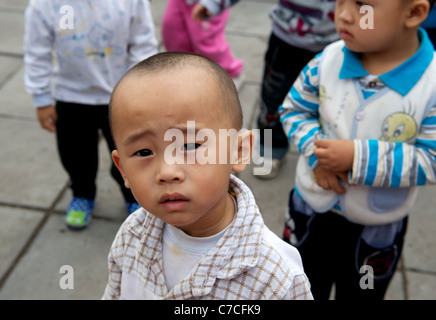 I figli di lavoratori migranti giocare in un asilo nido sulla periferia di Pechino, Cina. 16-set-2011 Foto Stock