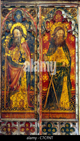 Old Hunstanton, Norfolk. Schermata di Rood Apostoli, San Giacomo il Maggiore con il bastone del pellegrino, e Sant'Andrea con la croce si intraversa Foto Stock