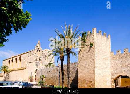 Alcudia Sant Jaume chiesa vicino a Roman muro di castello isola di Maiorca nelle Baleari in Spagna Foto Stock