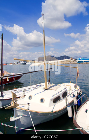 Alcudia maiorca porto con imbarcazioni llaut in marina a Mallorca Island da Baleari Spagna Foto Stock