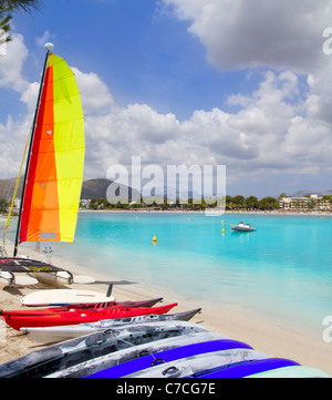 Spiaggia di Puerto de Alcudia in Mallorca con Hobie cat e kayak sulle Isole Baleari Spagna Foto Stock