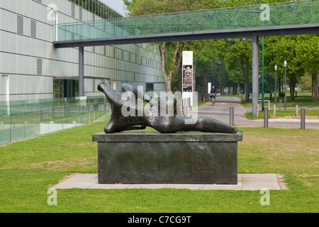 La scultura di Henry Moore- 'figura distesa'. Al di fuori del Sainsbury Centre. University of East Anglia di Norwich. Norfolk. Foto Stock