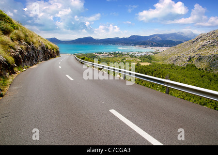 La curva della strada in montagna con vista Pollensa a maiorca isole baleari Foto Stock