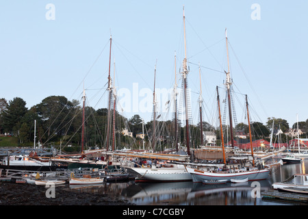 Mulino di persone circa le navi entro i fuochi d'artificio cominciano a 2011 Camden Windjammer Festival. Foto Stock