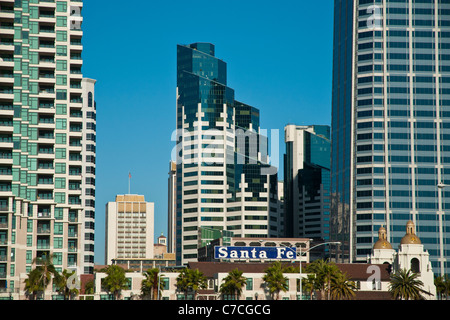 Storica di Santa Fe deposito dei treni sopraffatte da edifici moderni nel centro cittadino di San Diego, CA Foto Stock