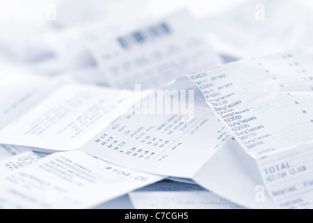 Carta CASH REGISTER ricevute in un perdere la pila close up Foto Stock