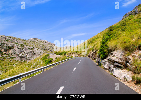 La curva della strada in montagna con vista Pollensa a maiorca isole baleari Foto Stock
