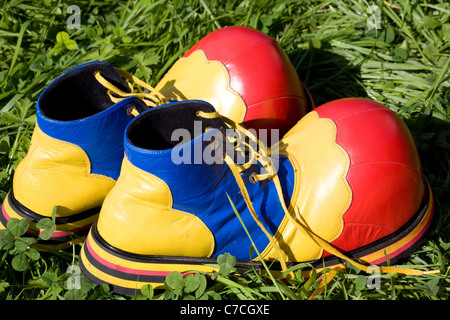 Scarpe Clown nella luce del sole Foto Stock