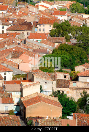 La colorata sui tetti della città di St-Chinian, Herault 34, Languedoc-Roussillon, Francia Foto Stock