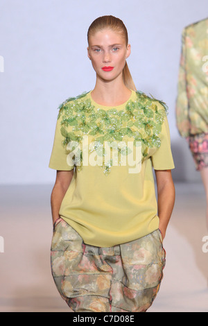 Nicole Farhi pista SS 2012 durante la London Fashion Week at Somerset House di Londra il 18 settembre, 2011. Foto Stock