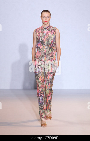 Nicole Farhi pista SS 2012 durante la London Fashion Week at Somerset House di Londra il 18 settembre, 2011. Foto Stock