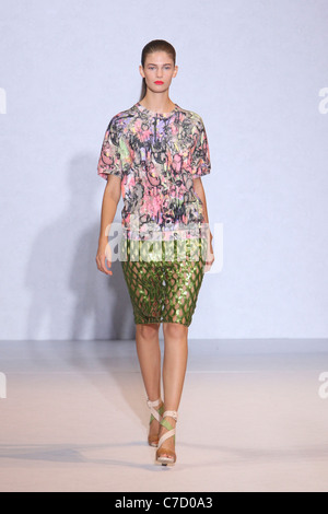 Nicole Farhi pista SS 2012 durante la London Fashion Week at Somerset House di Londra il 18 settembre, 2011. Foto Stock