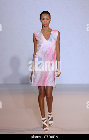 Nicole Farhi pista SS 2012 durante la London Fashion Week at Somerset House di Londra il 18 settembre, 2011. Foto Stock