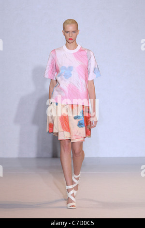 Nicole Farhi pista SS 2012 durante la London Fashion Week at Somerset House di Londra il 18 settembre, 2011. Foto Stock