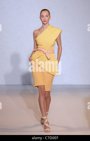 Nicole Farhi pista SS 2012 durante la London Fashion Week at Somerset House di Londra il 18 settembre, 2011. Foto Stock