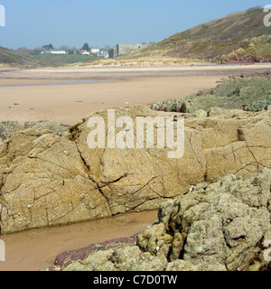 Vista di Manorbier Castle dalla spiaggia, Manorbier, Pembrokeshire, Wales, Regno Unito Foto Stock