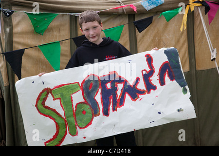 Arrestare Fracking; Camp Frack protesta Encampment & marzo contro acqua idraulico fratturazione & Shale per la produzione di gas a Becconsall, banche, Southport. Foto Stock