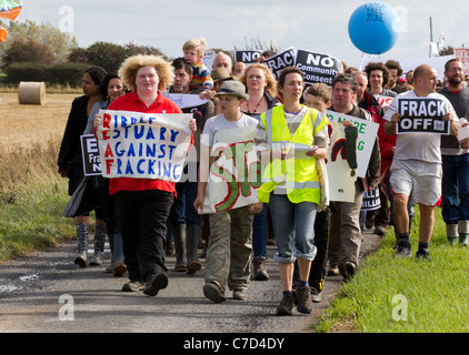Ribble Estuary contro Fracking marzo & segni; Camp Frack protesta Encampment & marzo contro acqua idraulico fratturazione & Shale per la produzione di gas a Becconsall, banche, Southport. Foto Stock