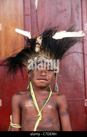 Giovane ragazzo tribale con testa abito di piume, Papua Nuova Guinea Foto Stock