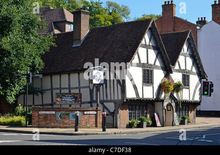 Il vecchio Chesil Canonica, grado 2 edificio risalente al 1450 in Winchester, Hampshire, Inghilterra - ora un ristorante. Foto Stock
