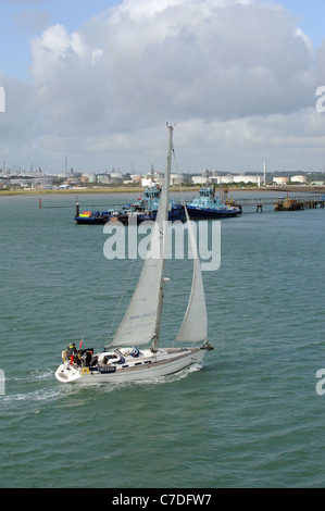 Barca a vela su Southampton acqua UKSA Libertà passando il Fawley Terminale Marino England Regno Unito Foto Stock