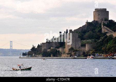 Rumeli Hisari ,Thracian Castello 1452 , che si affaccia sul Bosforo e ponte Fatih. Istanbul. La Turchia. Foto Stock