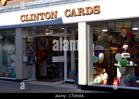 Negozi in Winchester High Street, Winchester, Hampshire, Inghilterra su una tranquilla giovedì pomeriggio a metà settembre 2011. Foto Stock