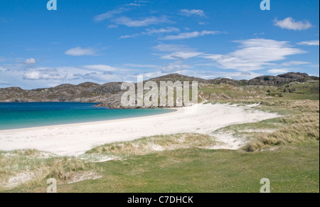 Attraente sabbie bianche della spiaggia all'estremità meridionale della baia: Achmelvich sulla Scozia nord-ovest della costa Foto Stock