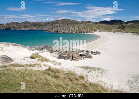 Attraente sabbie bianche della spiaggia all'estremità meridionale della baia: Achmelvich sulla Scozia nord-ovest della costa Foto Stock